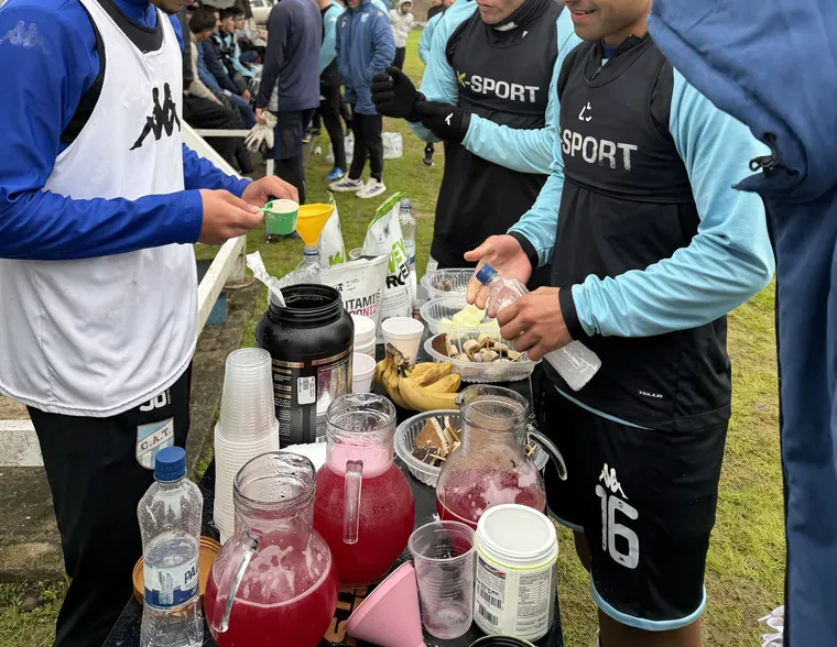 Leandro Horaiki asistiendo la nutrición deportiva del plantel en un entrenamiento